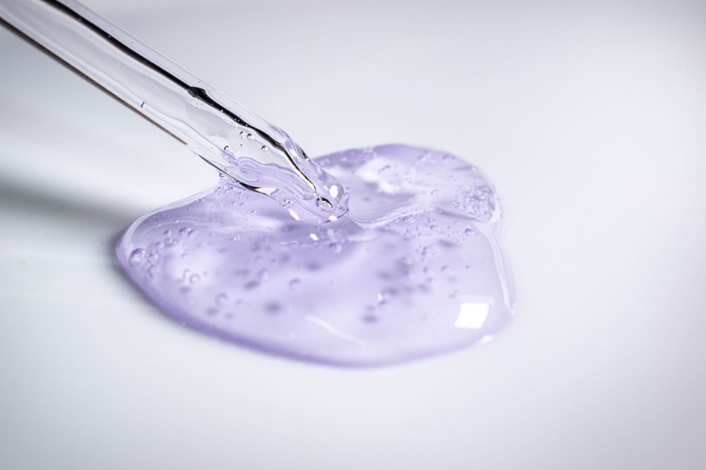 Elaboración de cosmética con pipeta en laboratorio